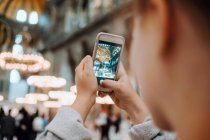 Schnitte verschwommen anonyme Frau in Freizeitkleidung stehend und Fotografieren auf Smartphone während Sightseeing-Tour durch Istanbul — Stockfoto