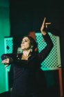 Испанская танцовщица фламенко выступает на театральной сцене — стоковое фото