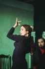 Ballerina di flamenco ispanica che recita sul palco del teatro — Foto stock