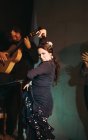Испанские артисты выступают с фламенко на театральной сцене — стоковое фото