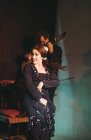 Artistas hispânicos apresentando flamenco no palco de teatro — Fotografia de Stock