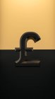 Pfundgeld-Symbol. Geldkonzept auf schwarzem und goldenem Hintergrund — Stockfoto