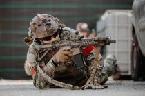 Soldado apontando arma airsoft durante jogo tático — Fotografia de Stock