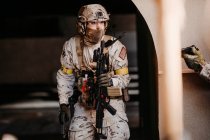 Soldat zielt bei taktischem Spiel auf Luftgewehr — Stockfoto