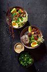 Пряний вегетаріанський рамен зі смаженим тофу, китайською капустою та солодкою картопляною локшиною — стокове фото