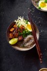 Пряный вегетарианский рамен с жареным тофу, китайской капустой и сладкой картофельной лапшой — стоковое фото