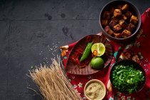 Zutaten zum Kochen vegetarischer Ramen mit Tofu auf dunklem Hintergrund — Stockfoto