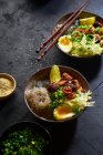 Ramen végétarien épicé avec tofu frit, chou chinois et nouilles aux patates douces — Photo de stock