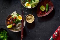Пряний вегетаріанський рамен зі смаженим тофу, китайською капустою та солодкою картопляною локшиною — стокове фото