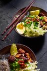 Ramen vegetariano piccante con tofu fritto, cavolo cinese e tagliatelle di patate dolci — Foto stock