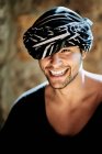 Jovem alegre bonito étnico árabe macho com turbante modelo vestindo hipster elegante verão roupas olhando para longe, enquanto em pé na rua — Fotografia de Stock