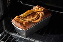 Do acima mencionado pão de banana são no container no forno — Fotografia de Stock