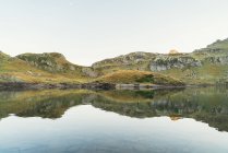 Paesaggio sereno di Lacs d Ayous con acqua limpida situata nelle montagne dei Pirenei — Foto stock
