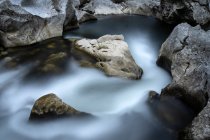 Avvicinamento delle rapide in un fiume di montagna con effetto di lunga esposizione — Foto stock