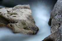 Close up de corredeiras em um rio de montanha com efeito de exposição longa — Fotografia de Stock