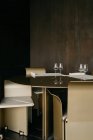 Інтер'єр просторого ресторану зі столами та стільцями поспіль в стильному дизайні — стокове фото