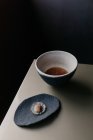 Зверху порцелянова чаша з соєвим соусом і гастрономічною рибою в ресторані — стокове фото