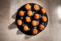 Alto ângulo de saborosas bolas de queijo torrado na assadeira na mesa de concreto na cozinha — Fotografia de Stock
