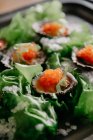 Delicatessen de arriba las ostras exquisitas en las conchas con la sal marina las algas marinas y el caviar - foto de stock