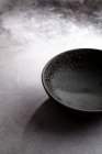 Dall'alto di ciotola di ceramica vuota per preparazione di cottura messa su tavolo in ristorante — Foto stock