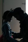 Vista laterale silhouette di ragazza sconvolta toccare papà con la fronte, mentre vedendo fuori papà in guerra — Foto stock