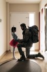 Visão lateral corpo cheio de soldado em roupa de camuflagem em pé no joelho antes do serviço militar com a menina pequena — Fotografia de Stock