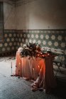 Floraison de fleurs sur la nappe avec le nombre et la combustion de bougies contre le mur ornemental lors d'un événement festif à la cafétéria — Photo de stock