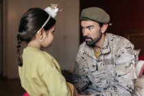 Militärischer Vater hält Hand an kleinem Mädchen, bevor er das Land verteidigt — Stockfoto