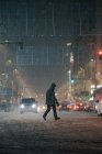 Бічний вид на анонімного чоловіка, який ходить по вулиці з транспортом взимку в Мадриді (Іспанія). — стокове фото