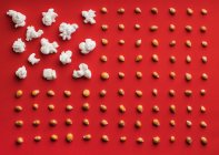 Großaufnahme von etwas Popcorn auf rotem Hintergrund — Stockfoto