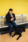 Мужчина в маске с собакой-поводырем на станции метро — стоковое фото