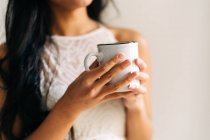 Primo piano di una donna irriconoscibile con in mano una tazza di caffè — Foto stock