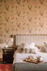 Интерьер стильной спальни с удобной кроватью, покрытой покрывалом — стоковое фото