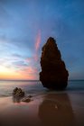Vue spectaculaire de la grande formation rocheuse au milieu de la plage à Praia Da Marinha sous le ciel ensoleillé à Lagoa, Algarve Portugal — Photo de stock