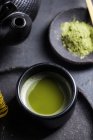 Dall'alto della tradizionale matcha giapponese con frusta da tè in ciotola di pietra per la tradizionale cerimonia orientale — Foto stock