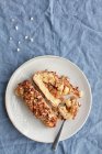 Vista aerea della deliziosa pasta di mele su piattini in ceramica su tessuto increspato — Foto stock
