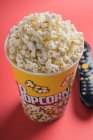 Großaufnahme von etwas Popcorn auf rotem Hintergrund — Stockfoto