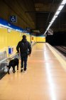 Aveugle marchant avec chien-guide dans le métro — Photo de stock