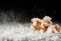 Closeup de uma pipoca deliciosa em uma camada de sal — Fotografia de Stock