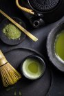 Dall'alto della tradizionale matcha giapponese con frusta da tè in ciotola di pietra per la tradizionale cerimonia orientale — Foto stock