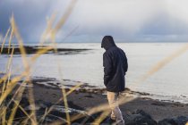 Человек путешествует по острову Гротта, Селтьярнарнес, Исландия — стоковое фото