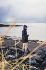 Человек путешествует по острову Гротта, Селтьярнарнес, Исландия — стоковое фото