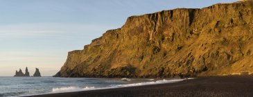 Nascer do sol na praia islandesa, Vik, Região Sul, Islândia — Fotografia de Stock