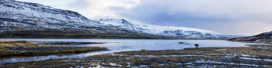 Jeune voyageur explorant la région occidentale, Hvalfjararvegur, Islande, Europe — Photo de stock