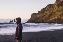 Giovane viaggiatore che guarda l'alba a Vik, Islanda, Europa — Foto stock
