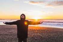 Молодой путешественник наблюдает восход солнца в Вике, Исландия, Европа — стоковое фото