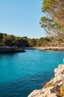 Bela vista da praia, baía de azul-turquesa água do mar com céu limpo da ilha de Maiorca Espanha — Fotografia de Stock