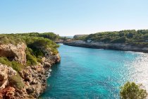 Belle vue sur la plage, baie d'eau de mer bleu turquoise avec ciel clair de Majorque île Espagne — Photo de stock