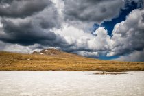 Hermosa vista del paisaje con vistas a las nubes de colores y tierras altas en el hielo - foto de stock