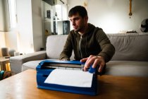 Homme malvoyant tapant sur une machine à écrire avec système d'écriture tactile à la maison — Photo de stock